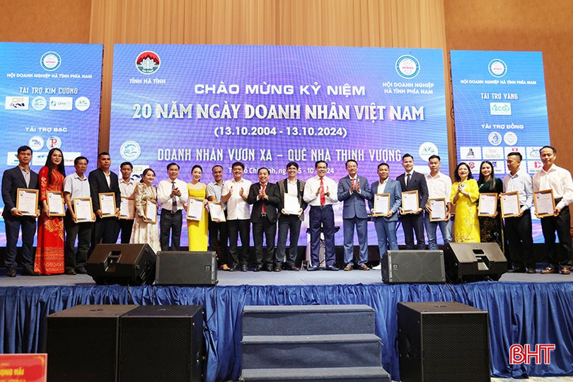 ...trao giấy chứng nhận cho hội viên mới b-2746-9675.jpg
