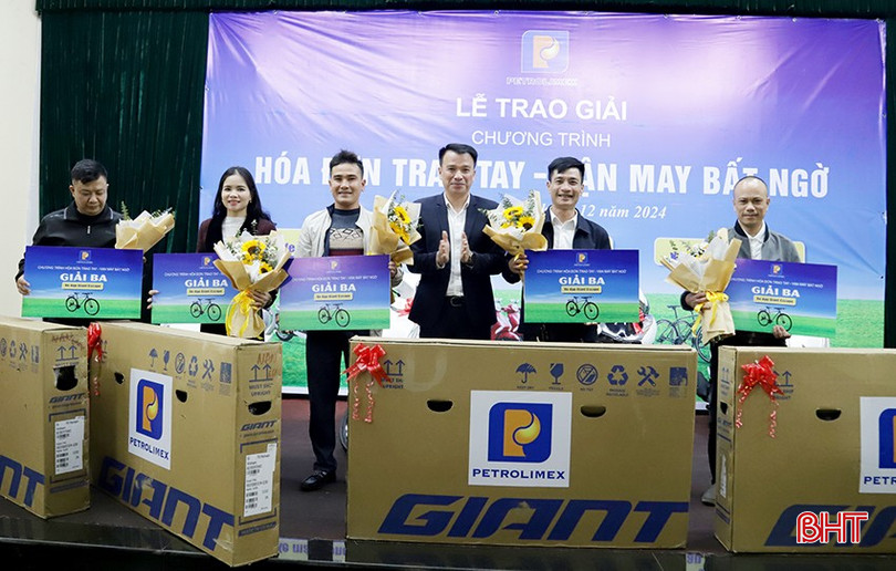 Ông Trương Doãn Đức - Phó Giám đốc Công ty Xăng dầu Hà Tĩnh trao 5 giải ba cho 5 khách hàng may mắn, mỗi giải là 1 chiếc xe đạp GIANT Escape bqbht_br_b-0571.jpg