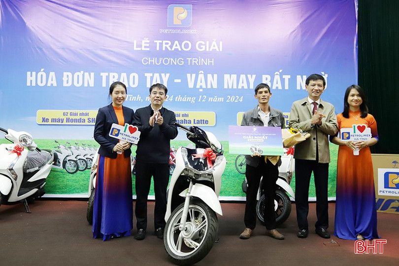 Ông Trần Đại Hà - Giám đốc Công ty Xăng dầu Hà Tĩnh và đại diện Sở Công thương trao thưởng cho khách hàng Nguyễn Văn Hùng (Can Lộc, Hà Tĩnh) đã may mắn nhận được giải nhất của chương trình là chiếc xe máy Honda SH 125i bqbht_br_b-0579.jpg
