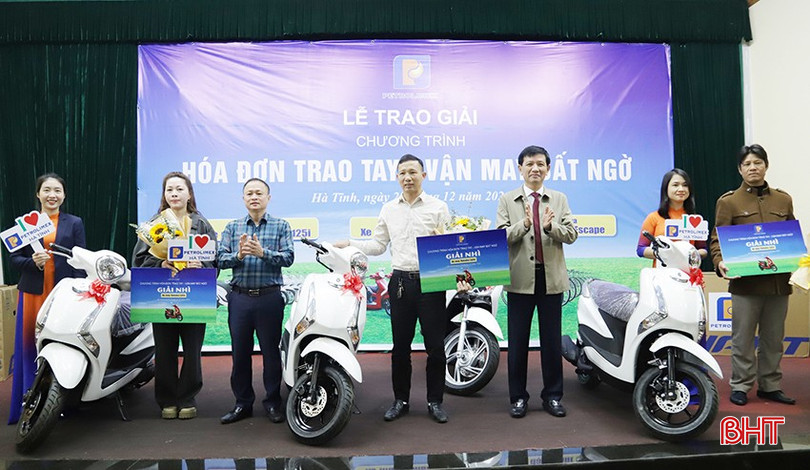 .. và trao 3 giải nhì cho 3 khách hàng may mắn, mỗi giải 1 chiếc xe máy Yamaha Latte bqbht_br_b-0576.jpg