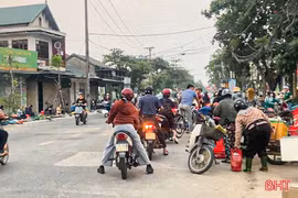 Buôn bán lộn xộn trước cổng chợ Hà Tĩnh và câu chuyện "bắt cóc bỏ dĩa"