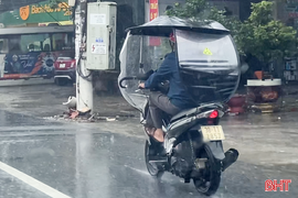 Xe máy tự chế mái che: Tiện một lúc – Hại cả hành trình!