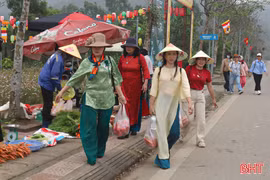 Du khách tham quan Hương Tích tự thích thú với... hành tăm, kiệu, cà chua