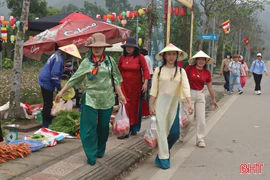 Du khách tham quan Hương Tích tự thích thú với... hành tăm, kiệu, cà chua