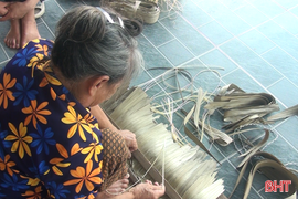 Những người “chằm” ký ức vào từng chiếc áo tơi