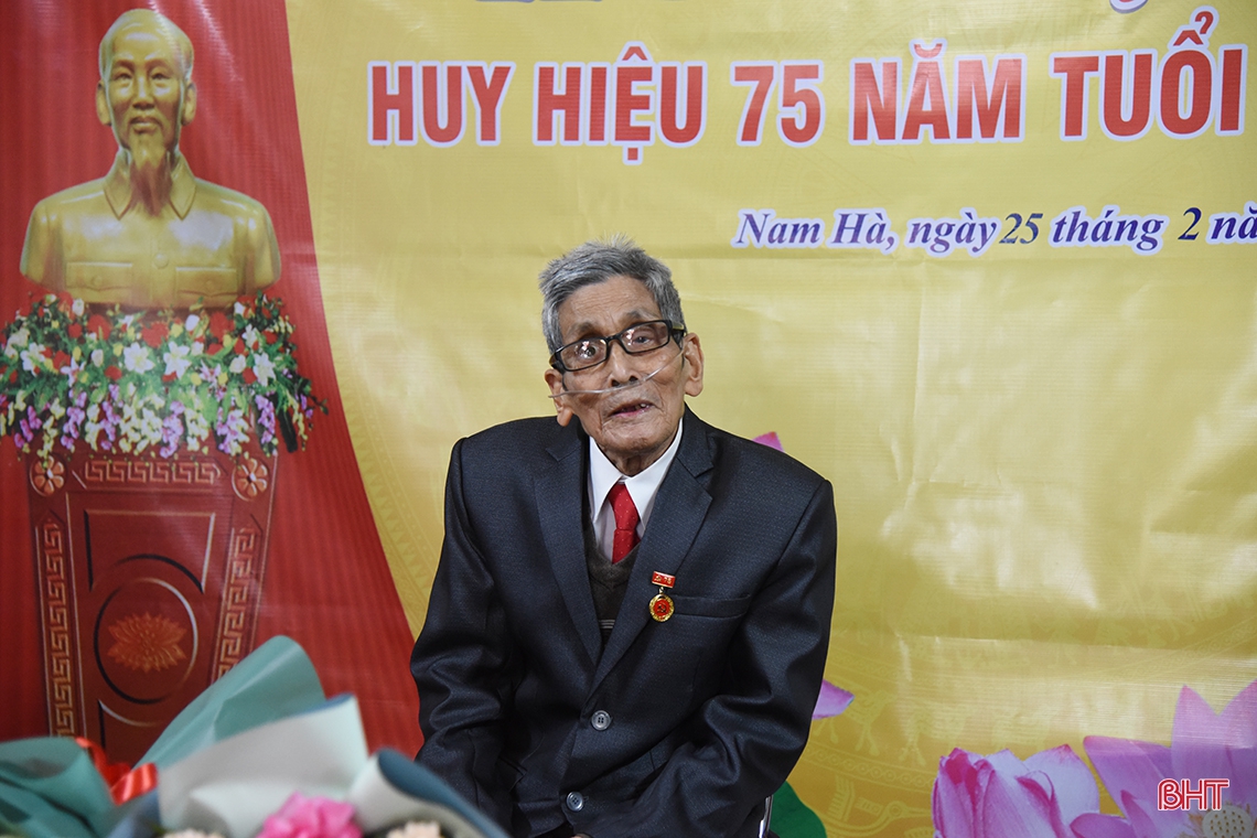 Trao Huy hiệu 75 năm tuổi Đảng cho đảng viên ở TP Hà Tĩnh