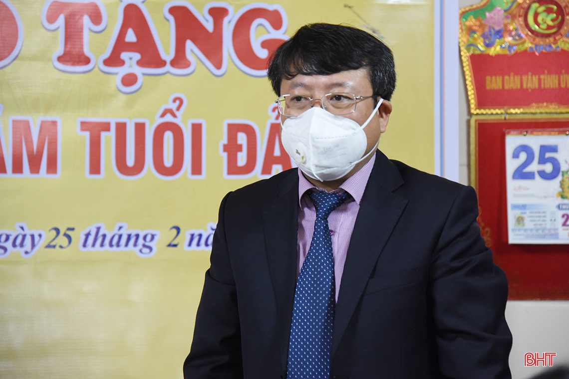 Trao Huy hiệu 75 năm tuổi Đảng cho đảng viên ở TP Hà Tĩnh