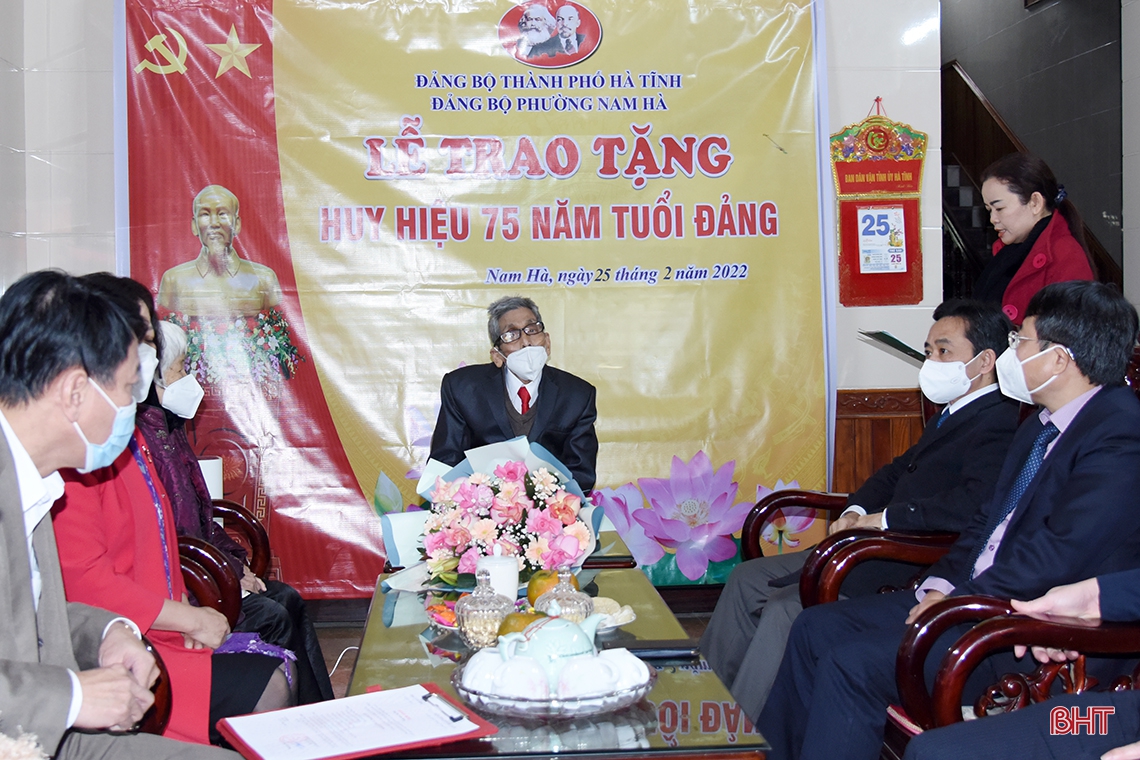 Trao Huy hiệu 75 năm tuổi Đảng cho đảng viên ở TP Hà Tĩnh
