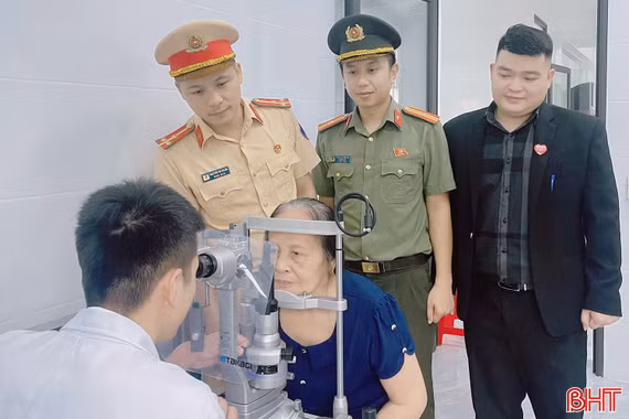 Hơn 200 người dân xã Sơn Kim 2 được khám bệnh về mắt