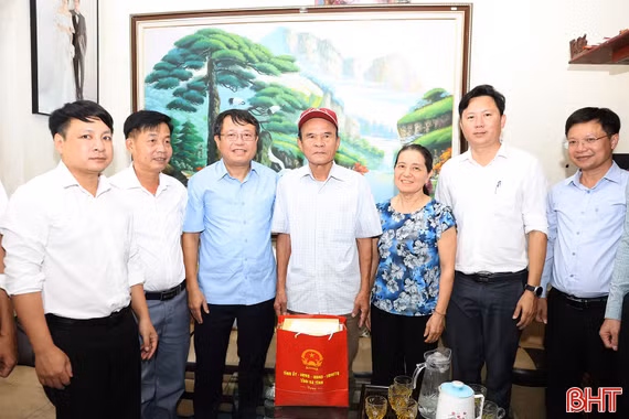 Lãnh đạo tỉnh tặng quà, tri ân người có công với cách mạng
