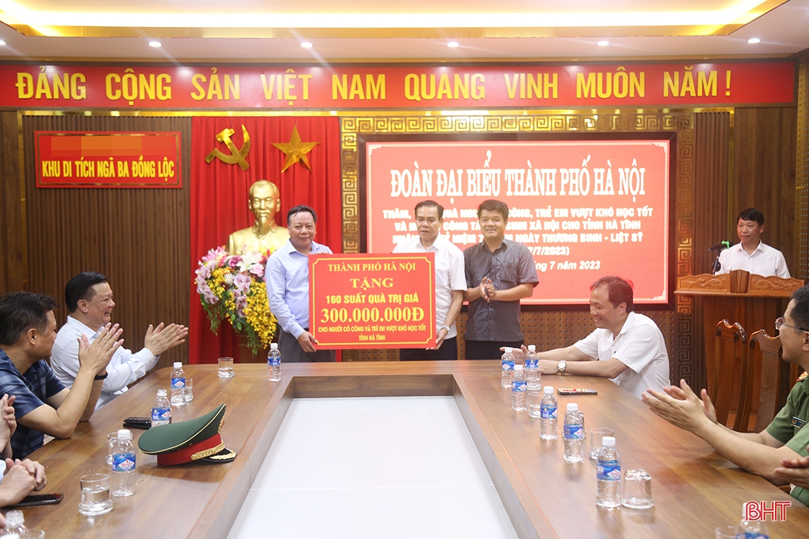 Đoàn công tác Thành ủy Hà Nội dâng hương tại Ngã ba Đồng Lộc