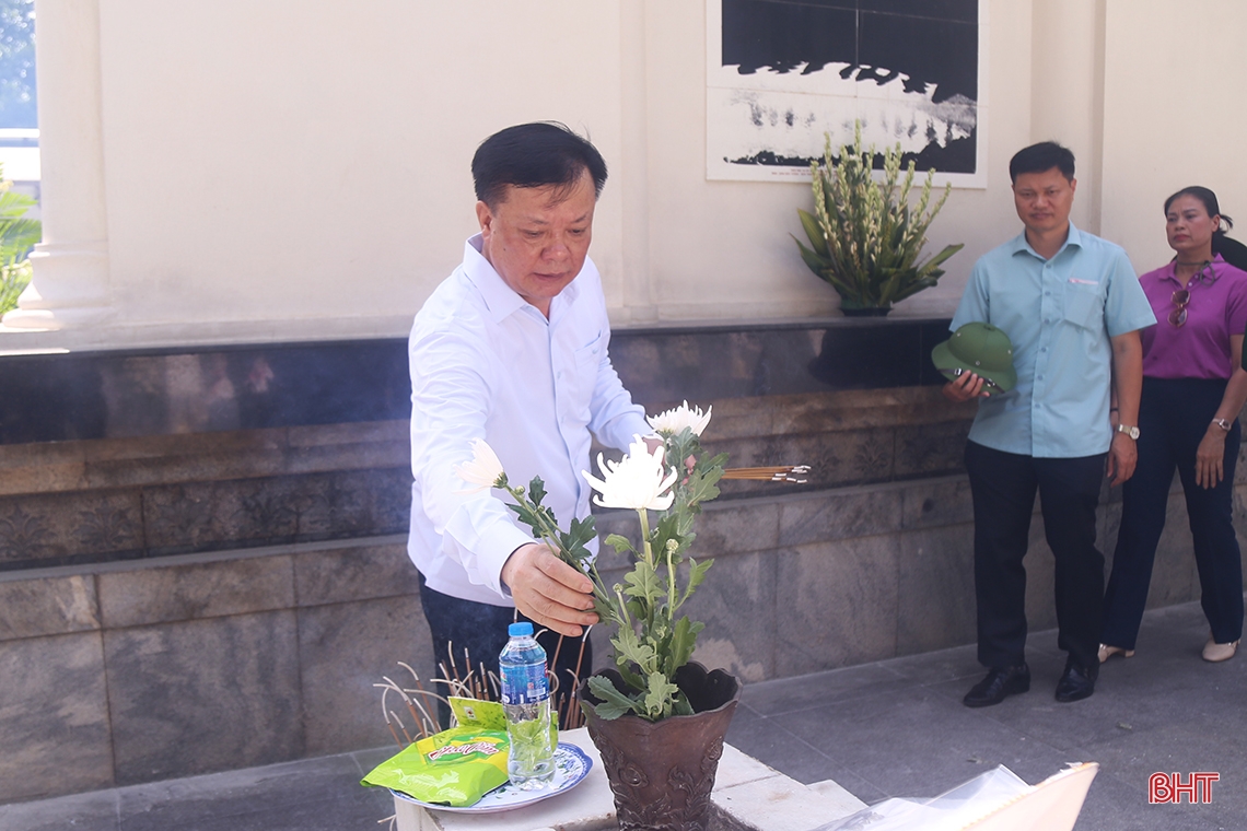 Đoàn công tác Thành ủy Hà Nội dâng hương tại Ngã ba Đồng Lộc