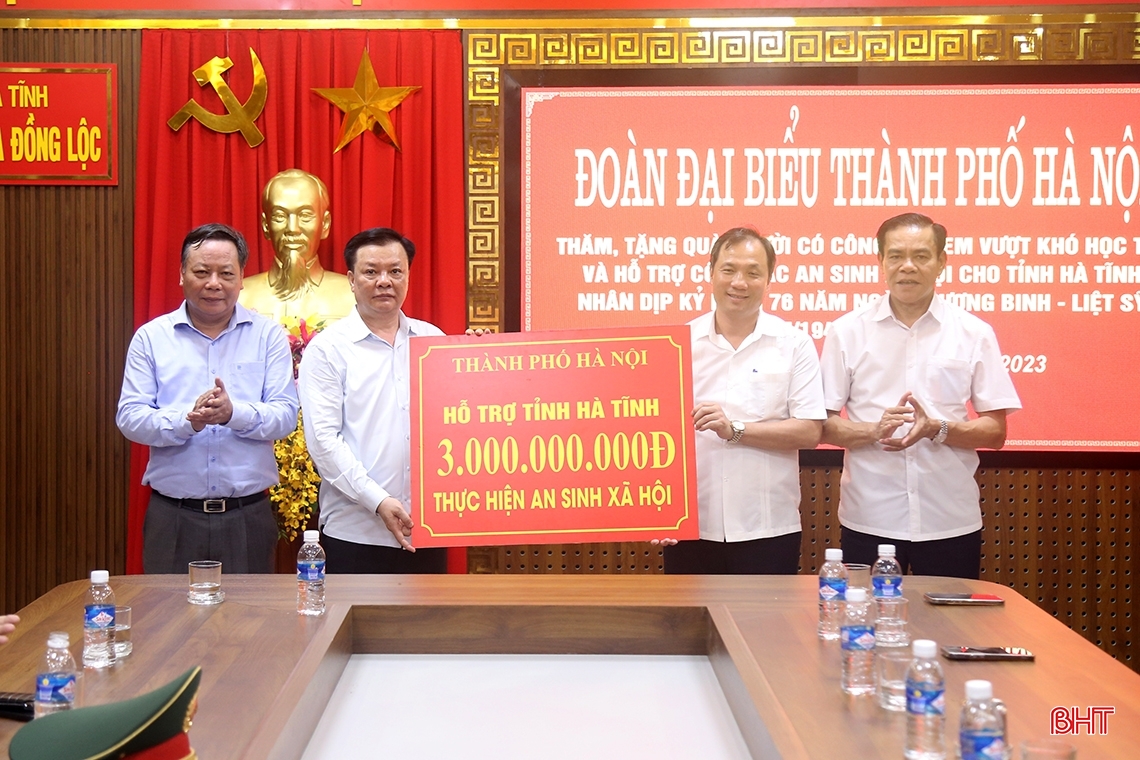 Đoàn công tác Thành ủy Hà Nội dâng hương tại Ngã ba Đồng Lộc