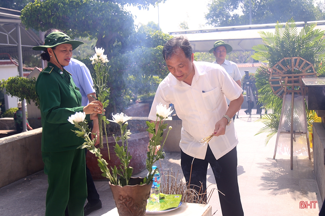 Đoàn công tác Thành ủy Hà Nội dâng hương tại Ngã ba Đồng Lộc