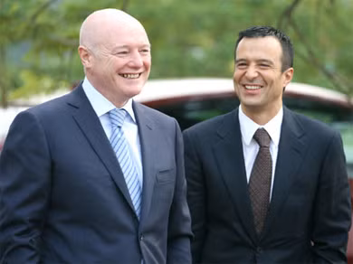 Nhà môi giới Jorge Mendes (phải) và cựu giám đốc điều hành Chelsea, Peter Kenyon tại Hà Nội. Ảnh: Ngọc Quân.