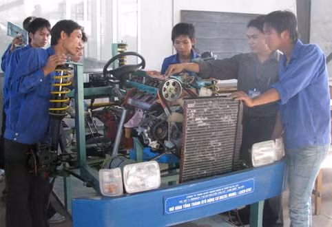 Giờ thực hành sửa chữa ô tô