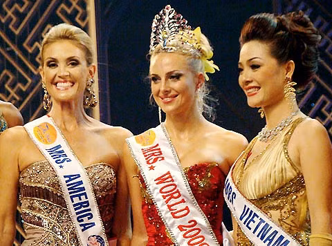 Top 3 của cuộc thi. Từ trái qua: Á hậu 2 (Mỹ), Hoa hậu (Nga) và Á hậu 2 (Việt Nam). Ảnh: Anh Vân.