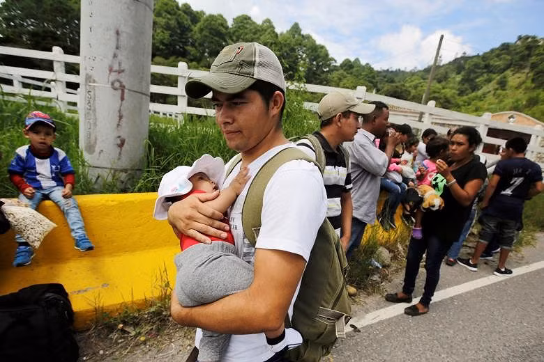 Người di cư Honduras chạy trốn đói nghèo, ầm ầm đổ về biên giới Mỹ