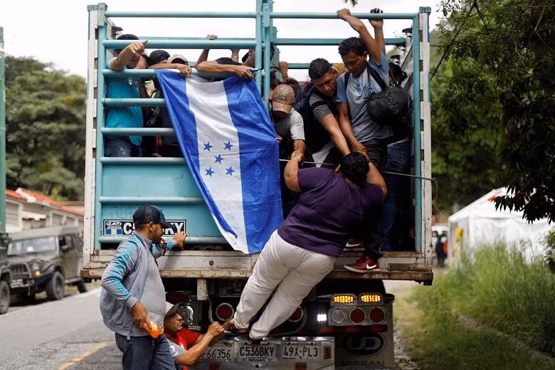 Người di cư Honduras chạy trốn đói nghèo, ầm ầm đổ về biên giới Mỹ