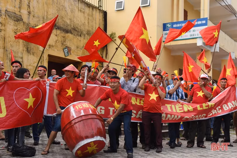Dư âm play-off: Áo cờ Tổ quốc và niềm tin của người Hà Tĩnh yêu bóng đá