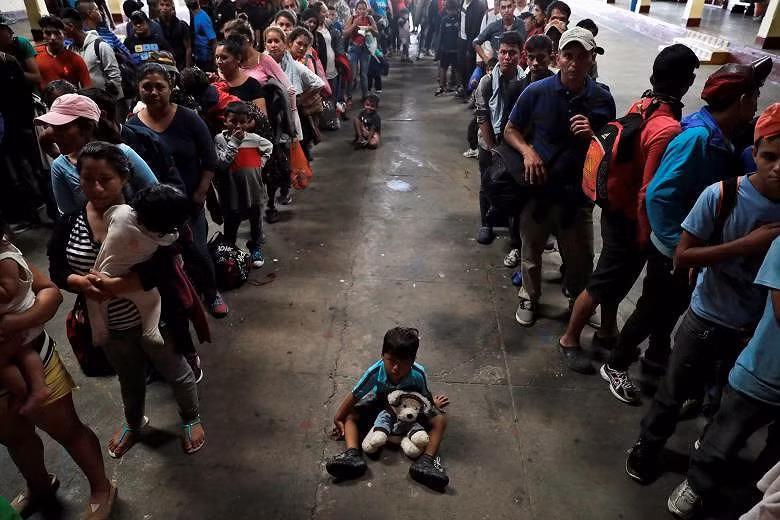 Người di cư Honduras chạy trốn đói nghèo, ầm ầm đổ về biên giới Mỹ