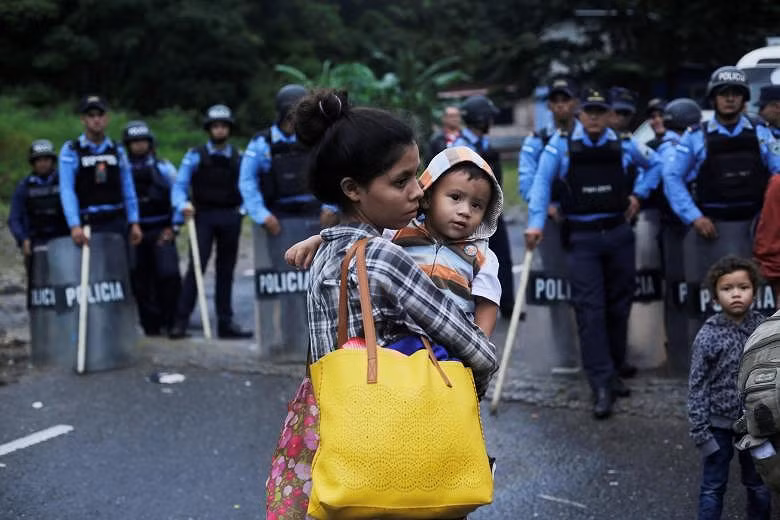 Người di cư Honduras chạy trốn đói nghèo, ầm ầm đổ về biên giới Mỹ