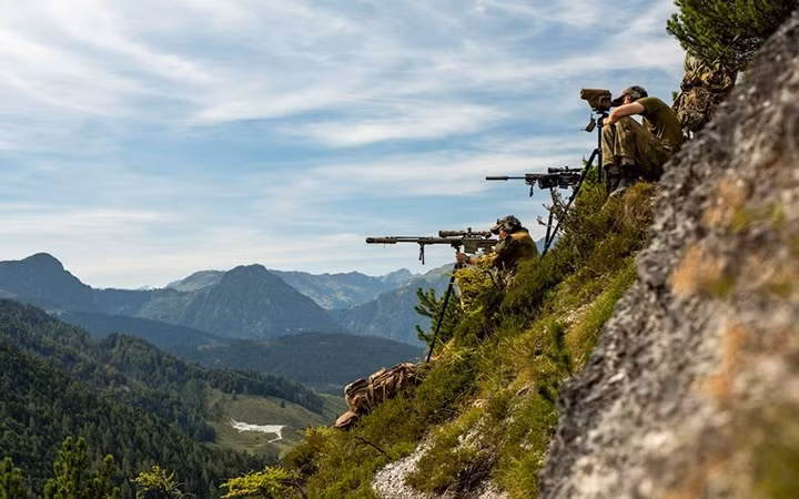 Cận cảnh lính bắn tỉa NATO tập luyện trên lưng chừng dãy Alps
