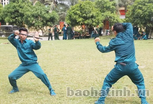 Lực lượng dân quân tự vệ TP Hà Tĩnh huấn luyện môn võ tay không đánh địch có vũ khí.