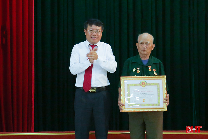 Bí thư Thành ủy Dương Tất Thắng trao Huy hiệu 70 năm tuổi Đảng cho đảng viên Lê Tuấn Bảng.