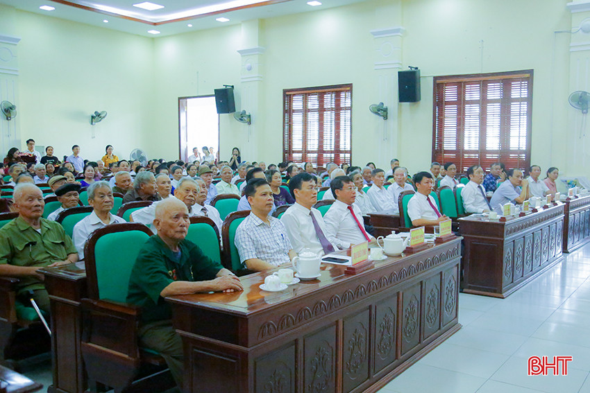 Các đại biểu tham dự buổi lễ.