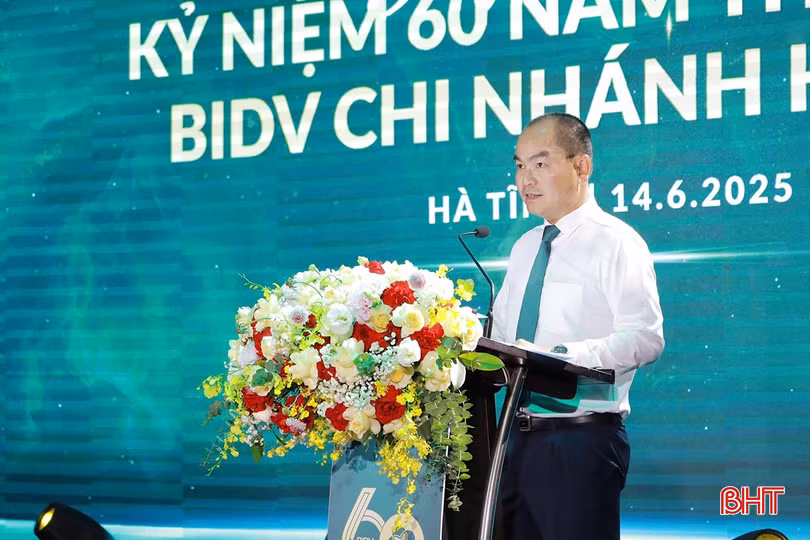 Giám đốc BIDV Hà Tĩnh Nguyễn Đình Thịnh trình bày diễn văn ôn lại chặng đường 60 năm thành lập của đơn vị.