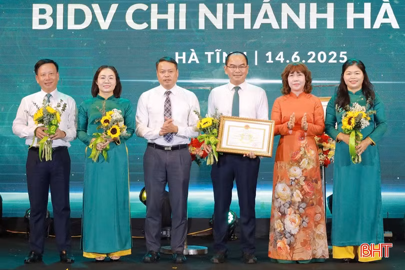 Lãnh đạo Ngân hàng Nhà nước Khu vực VIII trao bằng khen của Thống đốc Ngân hàng Nhà nước Việt Nam cho BIDV Hà Tĩnh.