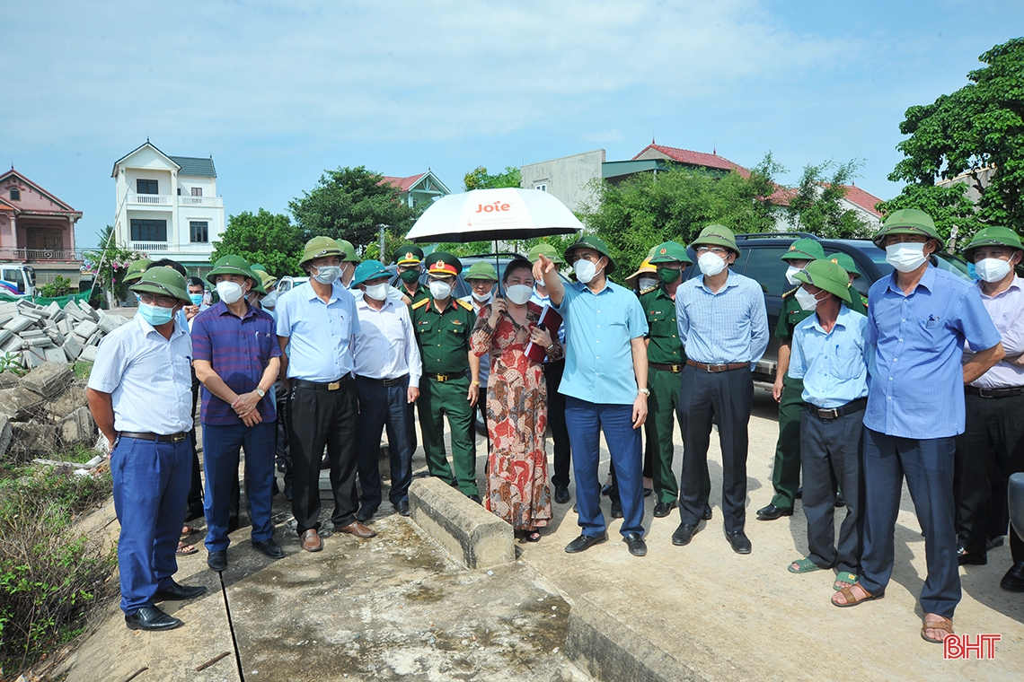 Chủ tịch UBND tỉnh: Bão số 5 diễn biến phức tạp, thực hiện tốt “4 tại chỗ” để ứng phó kịp thời, hiệu quả