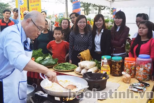 Ông Eric Lo đang chế biến các món ăn từ sản phẩm củ cải trắng