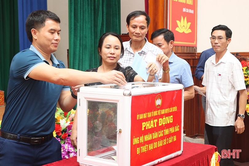 Cán bộ, viên chức, người lao động trên địa bàn huyện Cẩm Xuyên cùng tham gia quyên góp, ủng hộ.