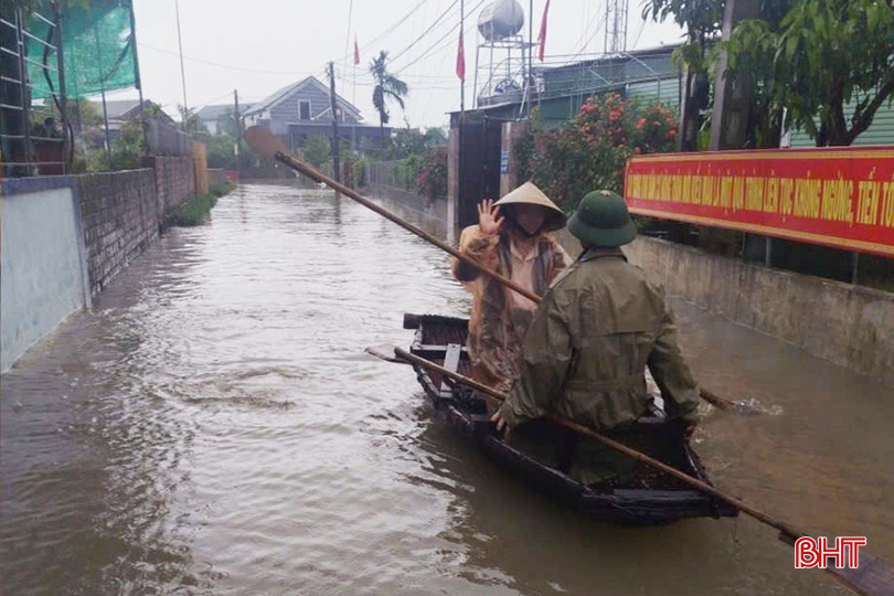 Xã cũng thông báo rộng rãi trên hệ thống truyền thanh và các trang thông tin điện tử của địa phương để người dân biết và chủ động đảm bảo an toàn. (Trong ảnh: Người dân xã Cẩm Duệ di chuyển bằng thuyền do ngập lụt sâu)