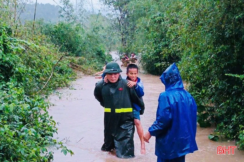 “Mưa lớn kéo dài từ hôm qua đến nay khiến nhiều nhà dân ở các vùng trũng thuộc thôn An Sơn, Thọ Sơn bị ngập. Hiện nay, xã đã tiến hành di dời 65 hộ dân là những người già cả, neo đơn về các địa điểm an toàn” – ông Hoàng Văn Hiệp, Phó Chủ tịch UBND xã Cẩm Lạc cho biết.
