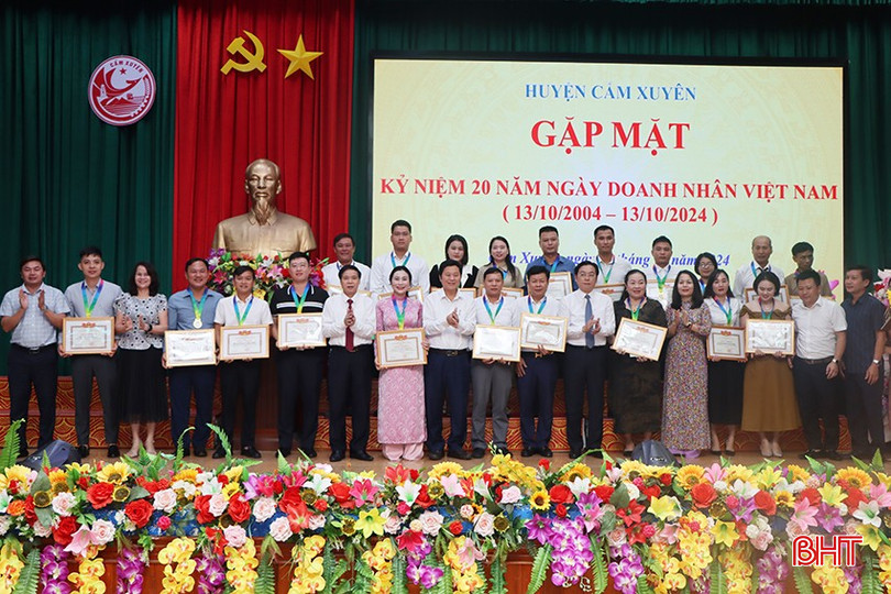 Cẩm Xuyên vinh danh 20 doanh nghiệp, HTX tiêu biểu có thành tích xuất sắc trong hoạt động sản xuất – kinh doanh.