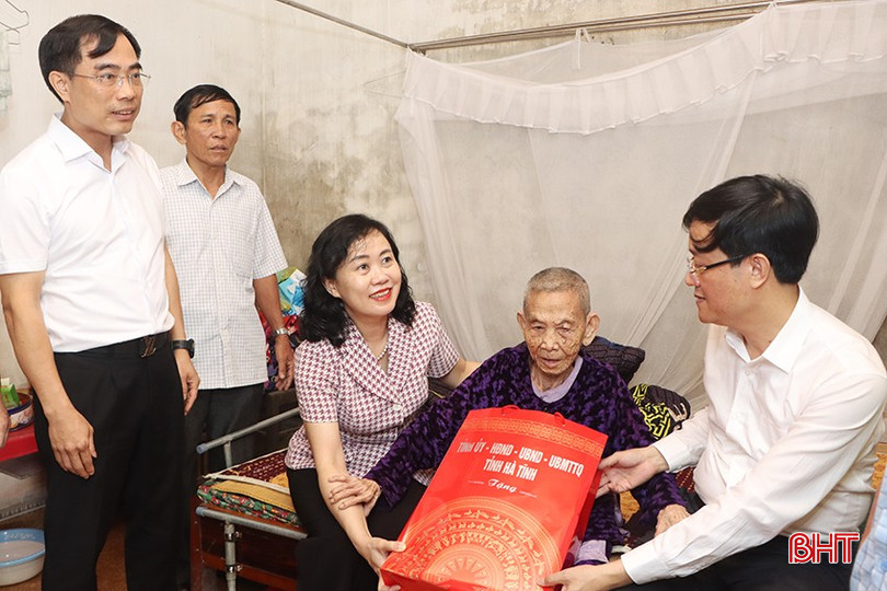 ... và bà Hoàng Thị Đang, cùng ở thị trấn Cẩm Xuyên