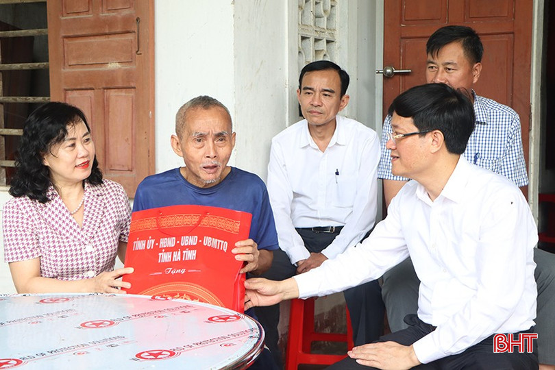Đồng chí Trương Thanh Huyền tặng quà cho ông Đặng Văn Minh...