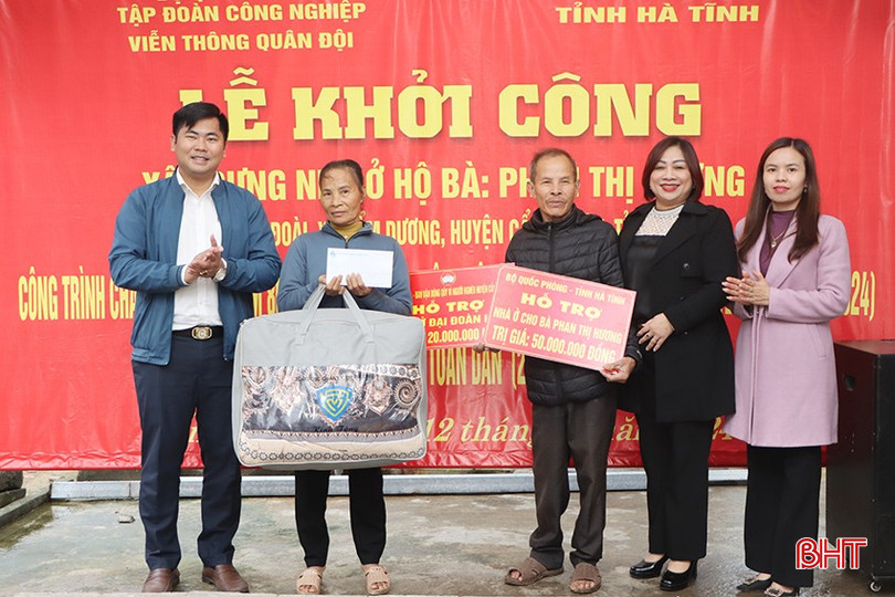 Dịp này, Ủy ban MTTQ tỉnh Hà Tĩnh cũng trao tặng gia đình bà Phan Thị Hương (xã Cẩm Dương) 1 chăn ấm; Hội LHPN huyện Cẩm Xuyên hỗ trợ gia đình bà Phan Thị Hương 3 triệu đồng.