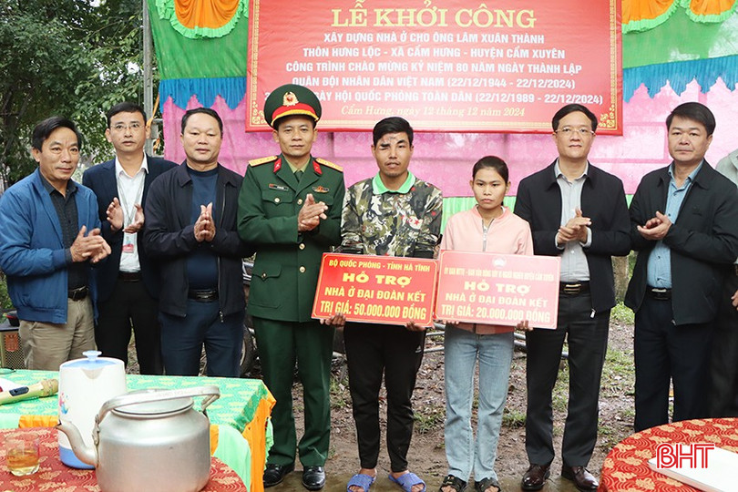 Trao biểu trưng hỗ trợ 70 triệu đồng xây dựng nhà đại đoàn kết cho gia đình anh Lâm Xuân Thành ở xã Cẩm Hưng.