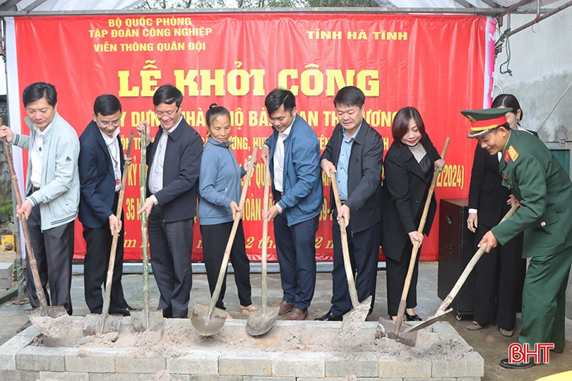 Đại biểu tiến hành nghi thức động thổ khởi công xây dựng nhà đại đoàn kết cho bà Phan Thị Hương ở xã Cẩm Dương.