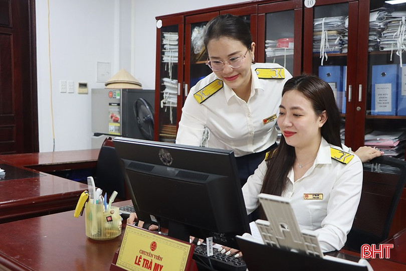 Cán bộ Chi cục Thuế khu vực XI hỗ trợ doanh nghiệp giảm thuế ngay trên hồ sơ kê khai.