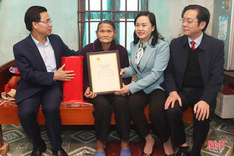 Trưởng ban Dân vận Tỉnh uỷ Trương Thanh Huyền, Giám đốc Sở TN&amp;MT Lê Ngọc Huấn và Bí thư Huyện ủy Cẩm Xuyên Nguyễn Văn Thành tặng quà, chúc thọ cụ bà Nguyễn Thị Lư.