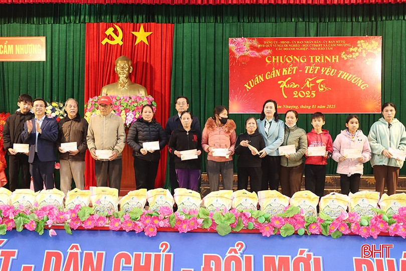 Trưởng ban Dân vận Tỉnh uỷ Trương Thanh Huyền trao 100 suất quà tết cho các gia đình chính sách, hộ nghèo, hộ khó khăn trên địa bàn xã Cẩm Nhượng.