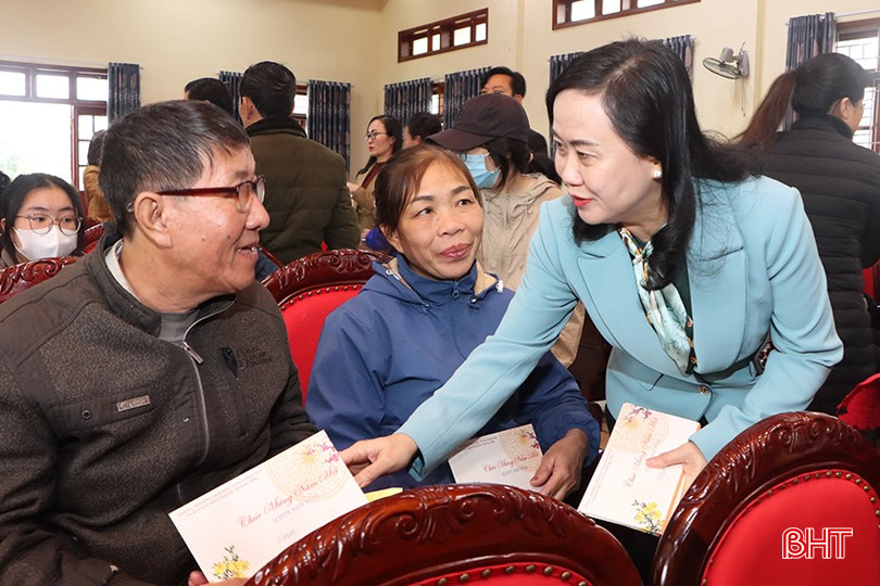 Trưởng ban Dân vận Tỉnh uỷ Trương Thanh Huyền tặng quà tết cho các gia đình gặp hoàn cảnh khó khăn ở xã Cẩm Nhượng (Cẩm Xuyên).