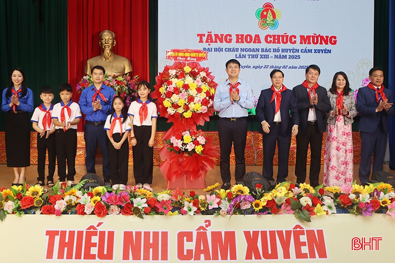 Lãnh đạo Tỉnh đoàn Hà Tĩnh và huyện Cẩm Xuyên tặng hoa chúc mừng đại hội.