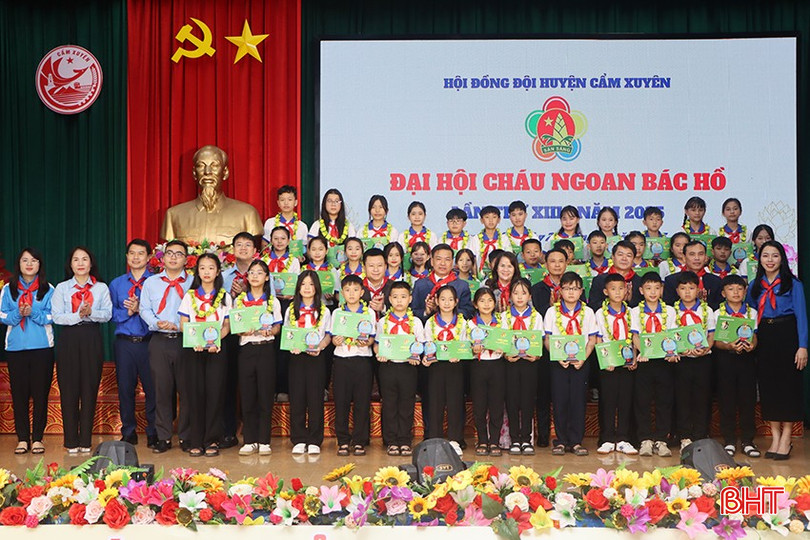Đại biểu chụp ảnh với các đội viên tiêu biểu được tuyên dương Cháu ngoan Bác Hồ cấp huyện năm 2025.