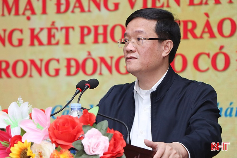 Phó Bí thư Thường trực Huyện ủy Cẩm Xuyên Nguyễn Bá Đức phát biểu tại lễ gặp mặt.